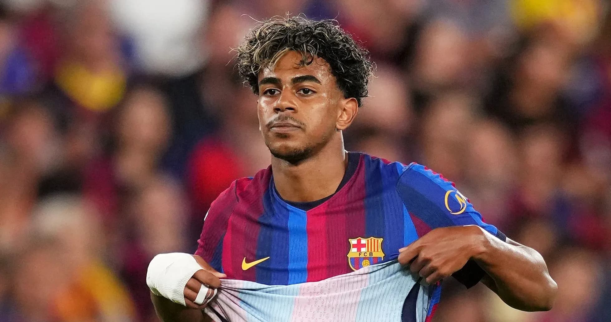 Jugador del Barcelona mostrando su camiseta durante partido Jugador del Barcelona mostrando su camiseta durante partido
