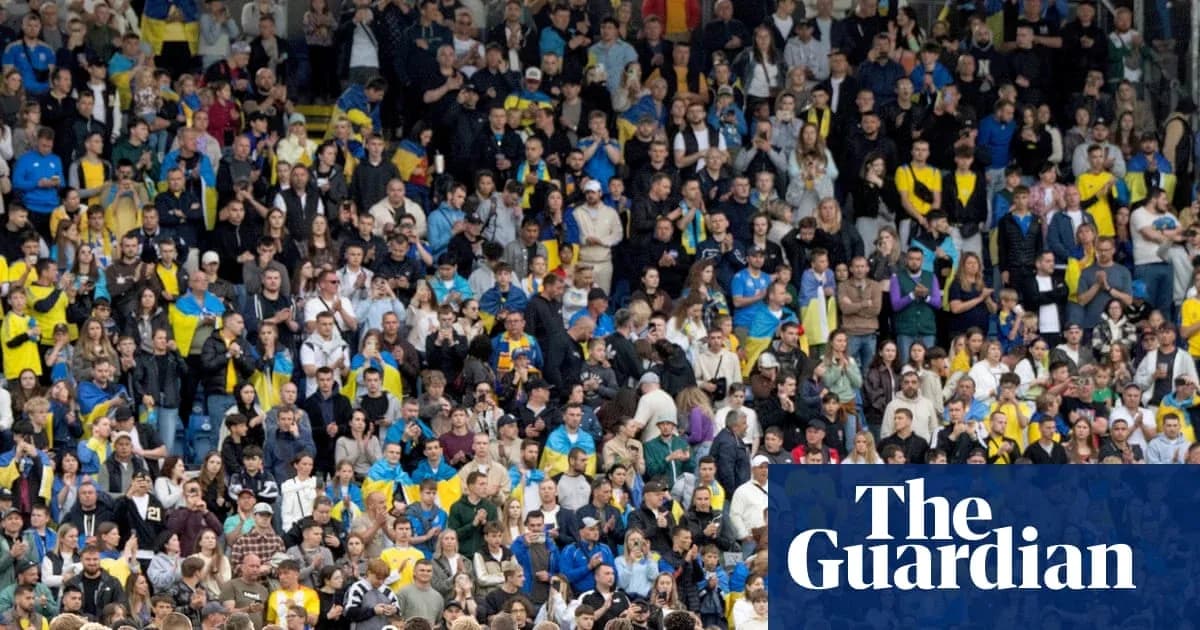 Multitud de aficionados en un estadio durante un partido Multitud de aficionados en un estadio durante un partido