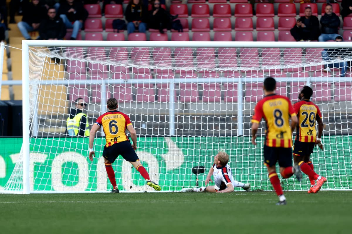 Gol de Lecce contra Genoa en partido de Serie A Gol de Lecce contra Genoa en partido de Serie A
