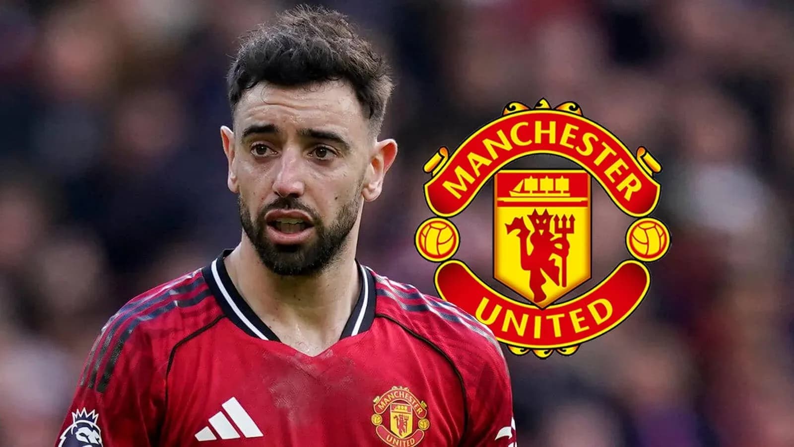 Bruno Fernandes con el escudo del Manchester United Bruno Fernandes con el escudo del Manchester United
