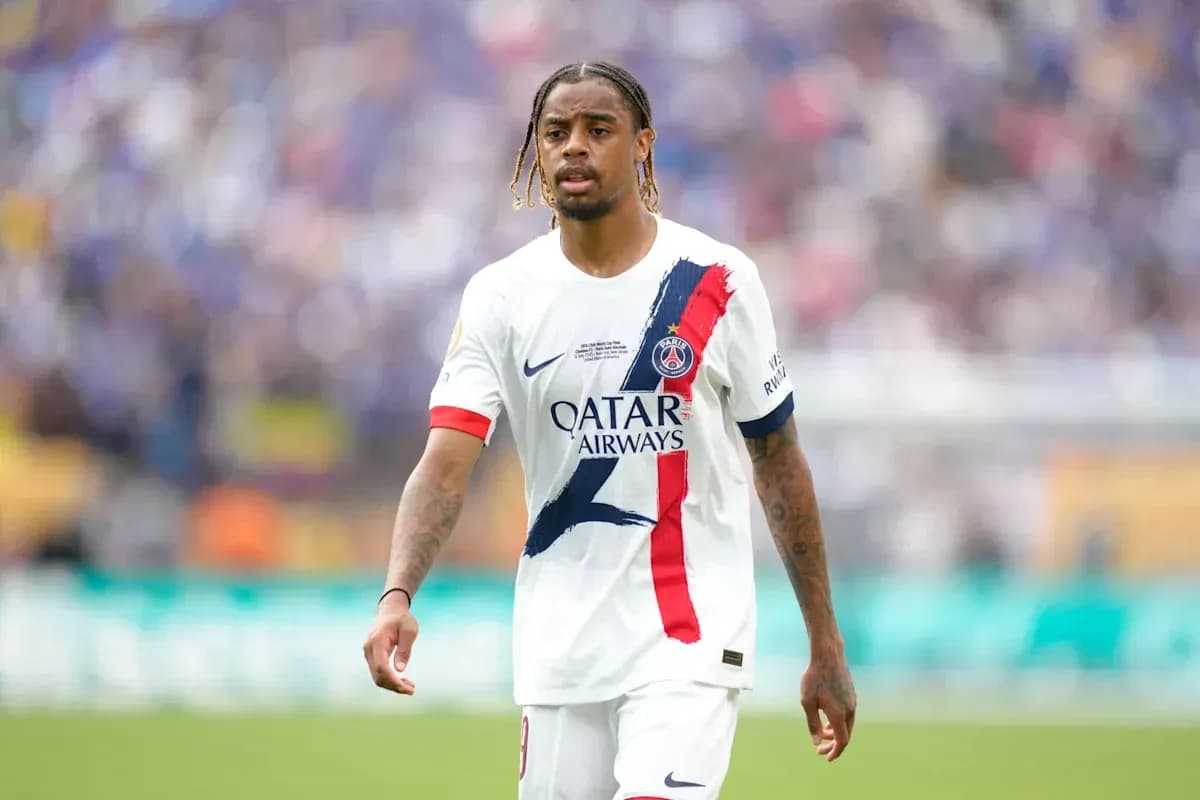 Jugador de PSG caminando en el campo durante partido Jugador de PSG caminando en el campo durante partido