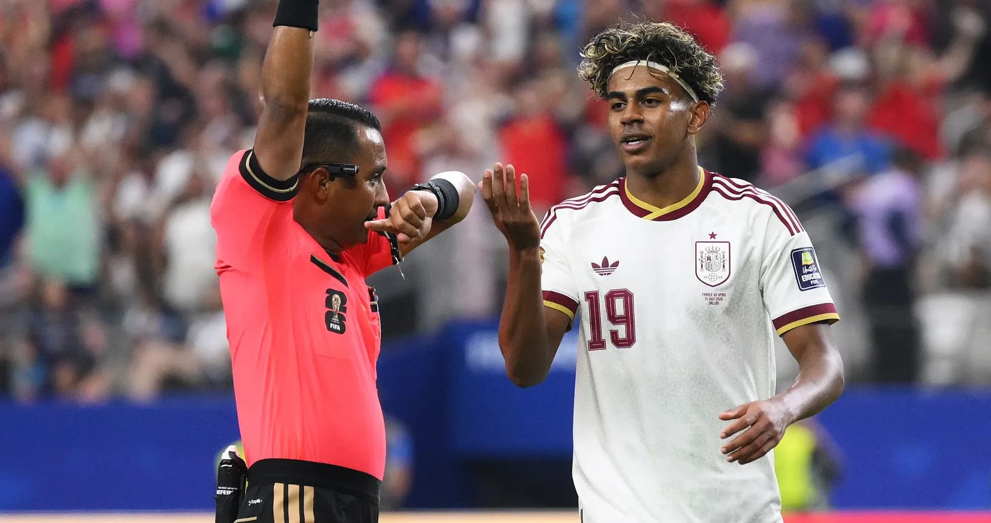 Árbitro mostrando tarjeta mientras jugador discute Árbitro mostrando tarjeta mientras jugador discute