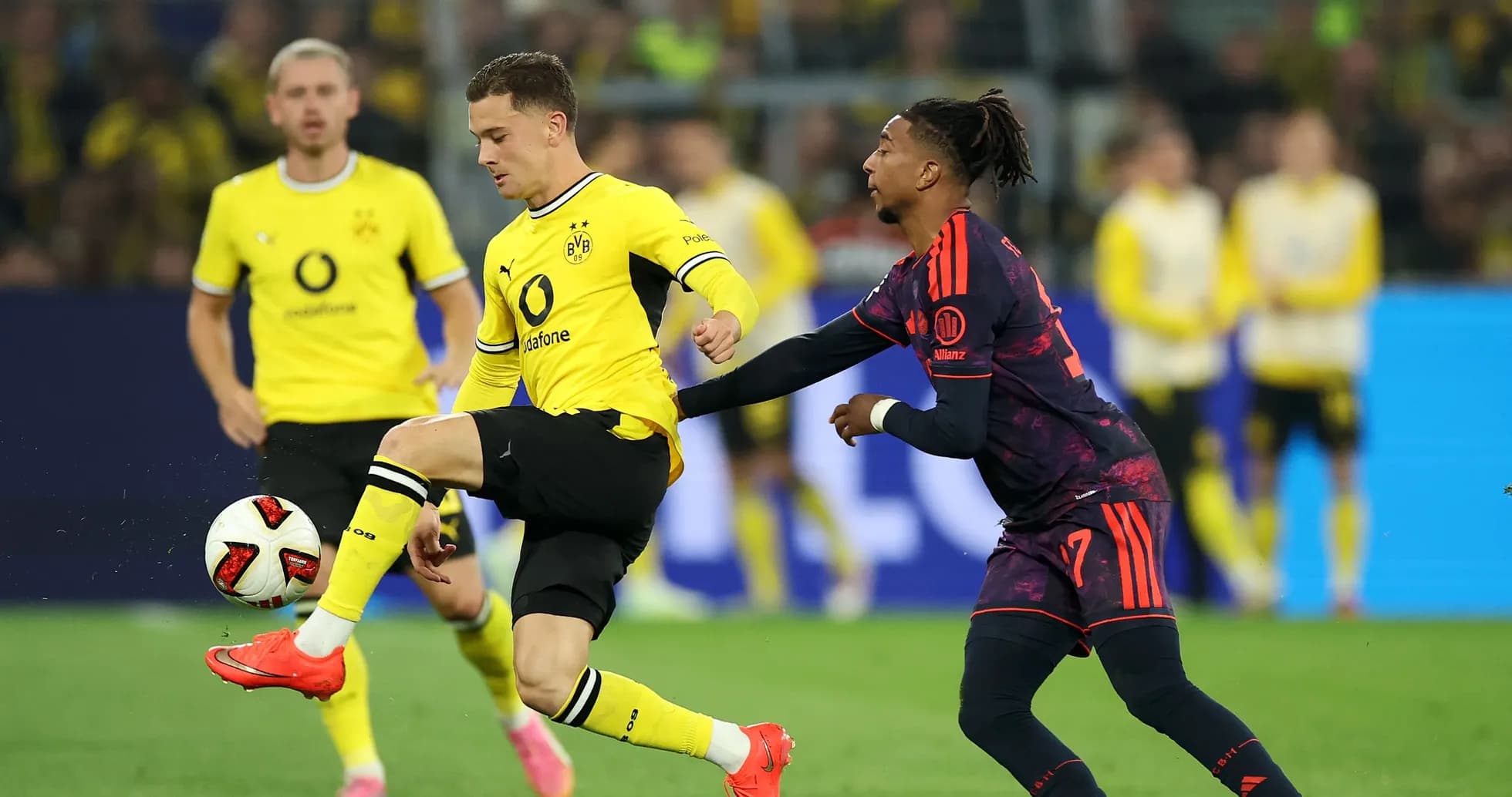 Jugador de Borussia Dortmund controla el balón en partido Jugador de Borussia Dortmund controla el balón en partido