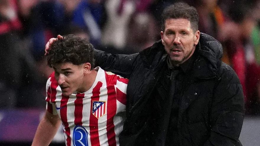 Entrenador asistiendo a jugador de Atlético de Madrid Entrenador asistiendo a jugador de Atlético de Madrid