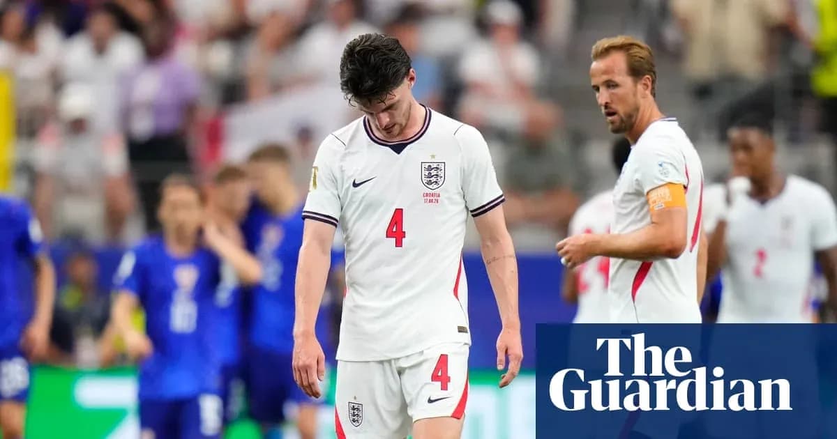 Jugadores de Inglaterra caminando tras derrota en partido Jugadores de Inglaterra caminando tras derrota en partido