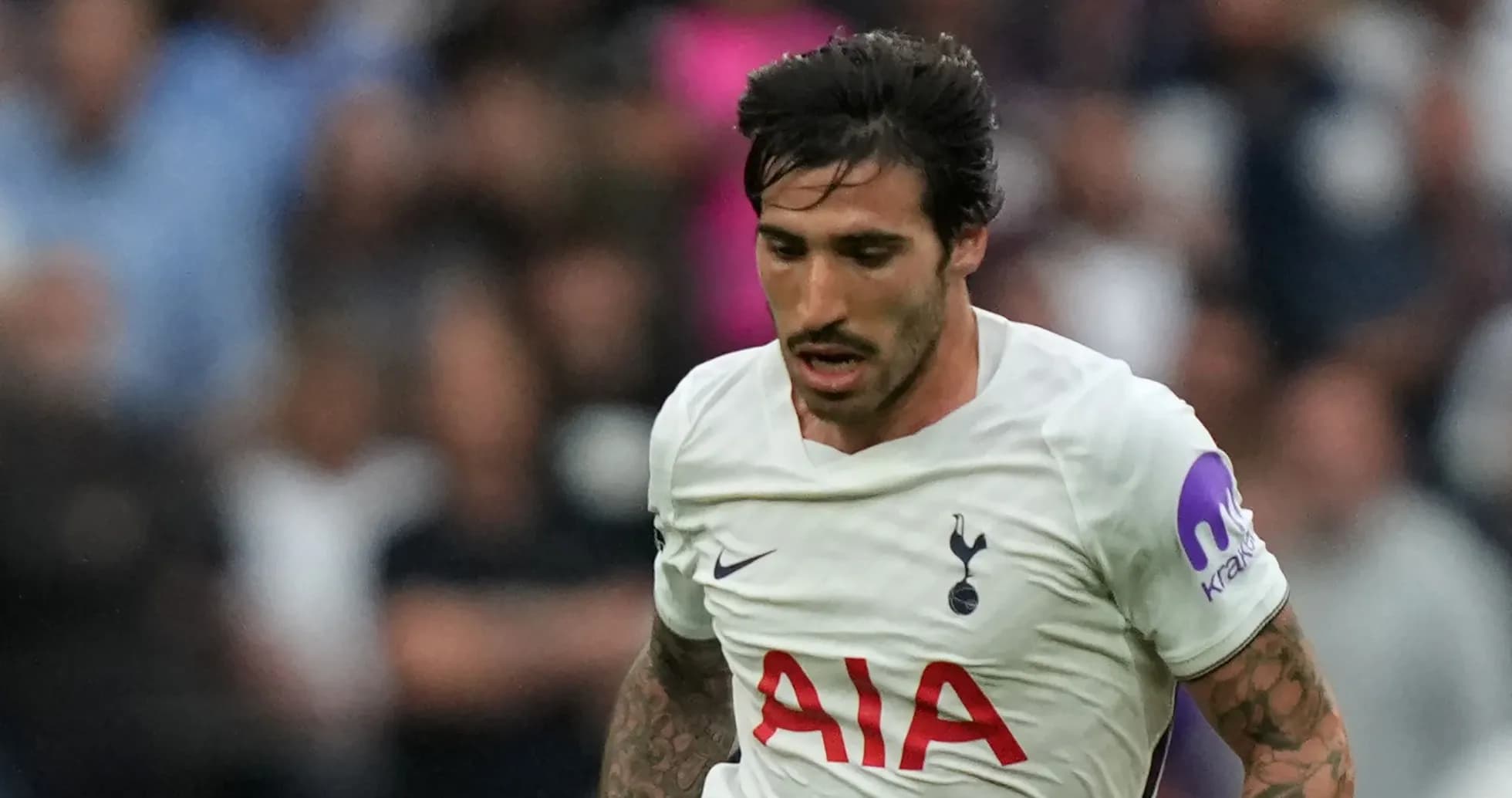 Jugador de Tottenham corriendo durante un partido Jugador de Tottenham corriendo durante un partido
