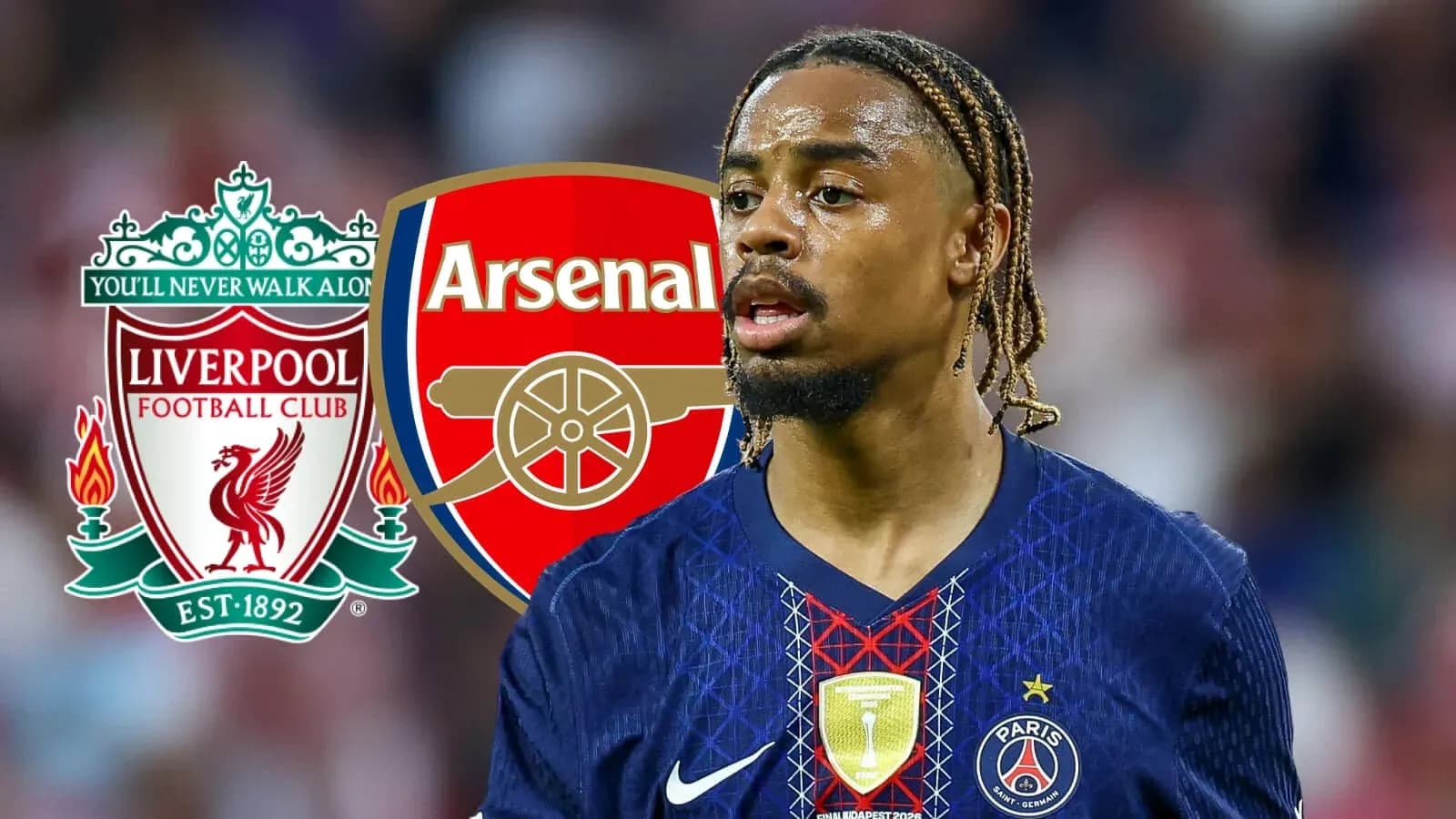 Jugador de PSG frente a logotipos de Liverpool y Arsenal Jugador de PSG frente a logotipos de Liverpool y Arsenal