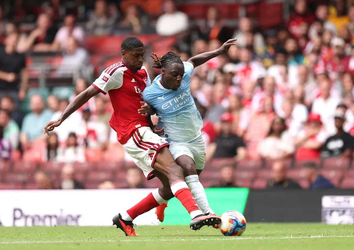 Jugadores de Arsenal y Manchester City disputando el balón Jugadores de Arsenal y Manchester City disputando el balón