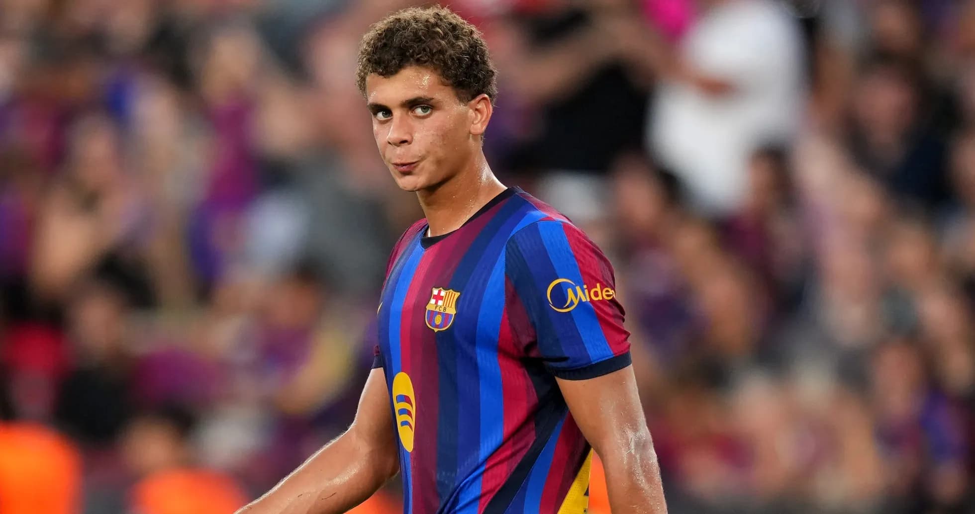Jugador del FC Barcelona en el campo durante el partido Jugador del FC Barcelona en el campo durante el partido