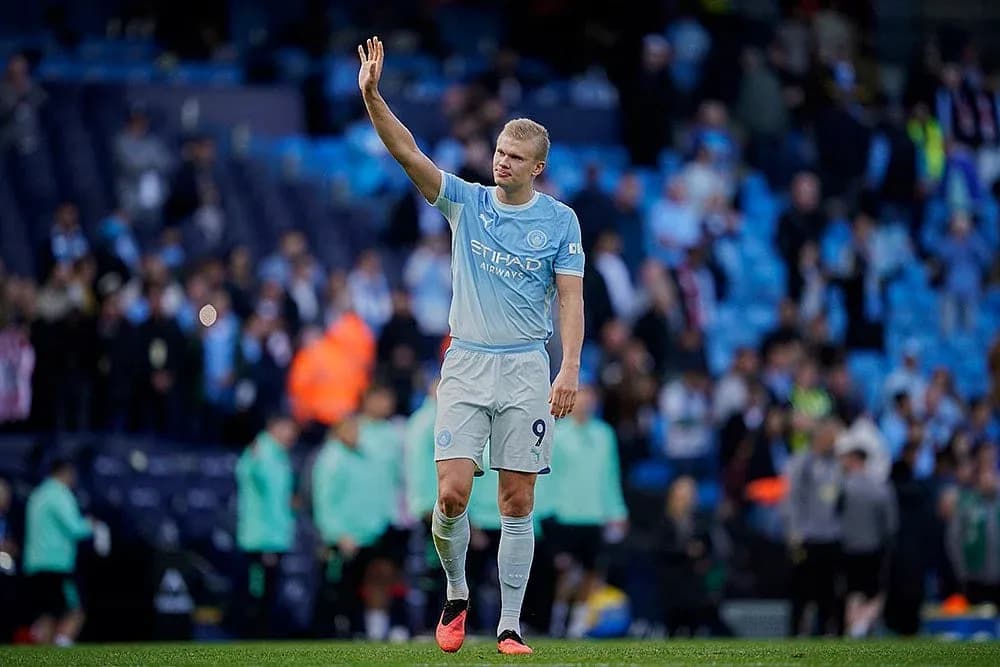 Jugador de Manchester City saludando a la afición Jugador de Manchester City saludando a la afición