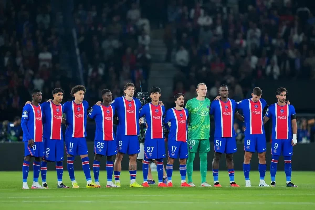 Equipo de fútbol alineado antes del partido Equipo de fútbol alineado antes del partido
