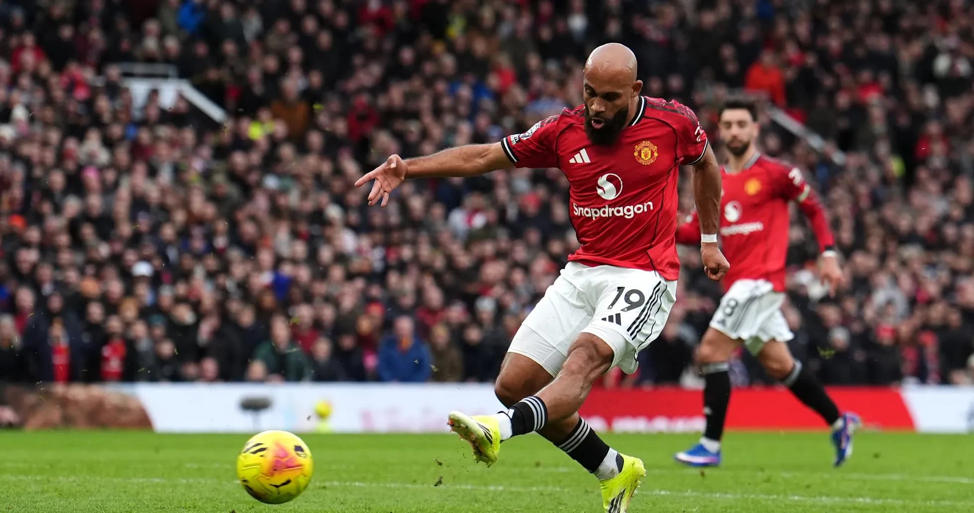 Jugador de Manchester United disparando a puerta Jugador de Manchester United disparando a puerta
