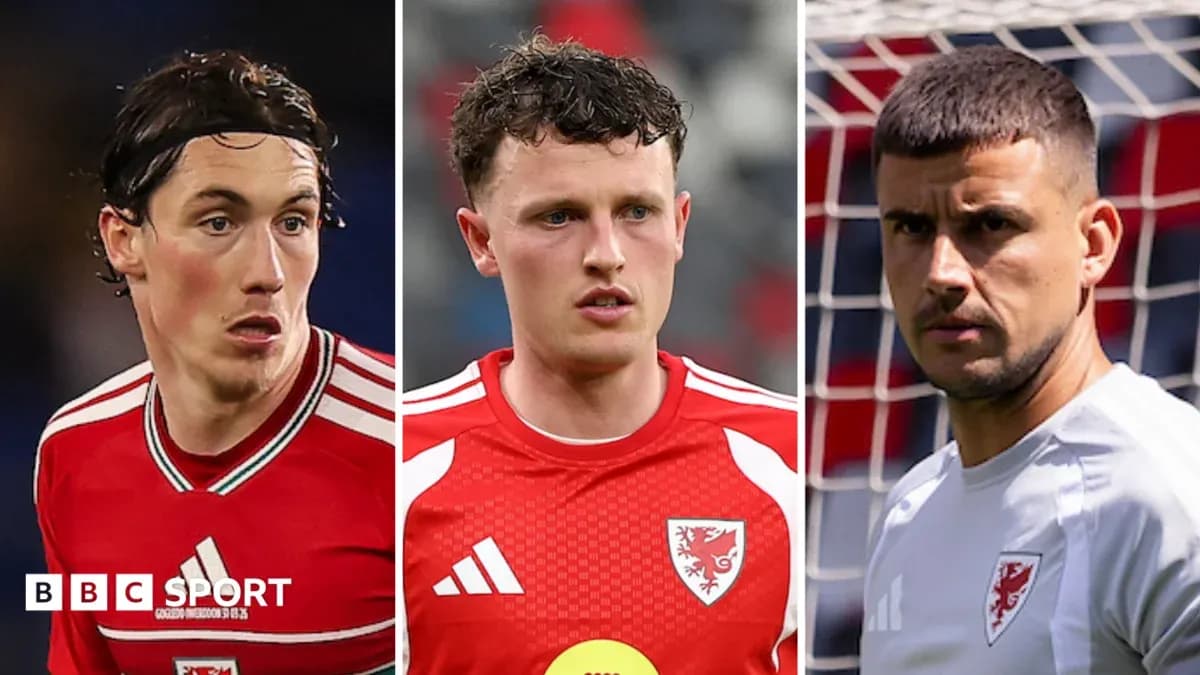 Tres jugadores de la selección de Gales en acción Tres jugadores de la selección de Gales en acción