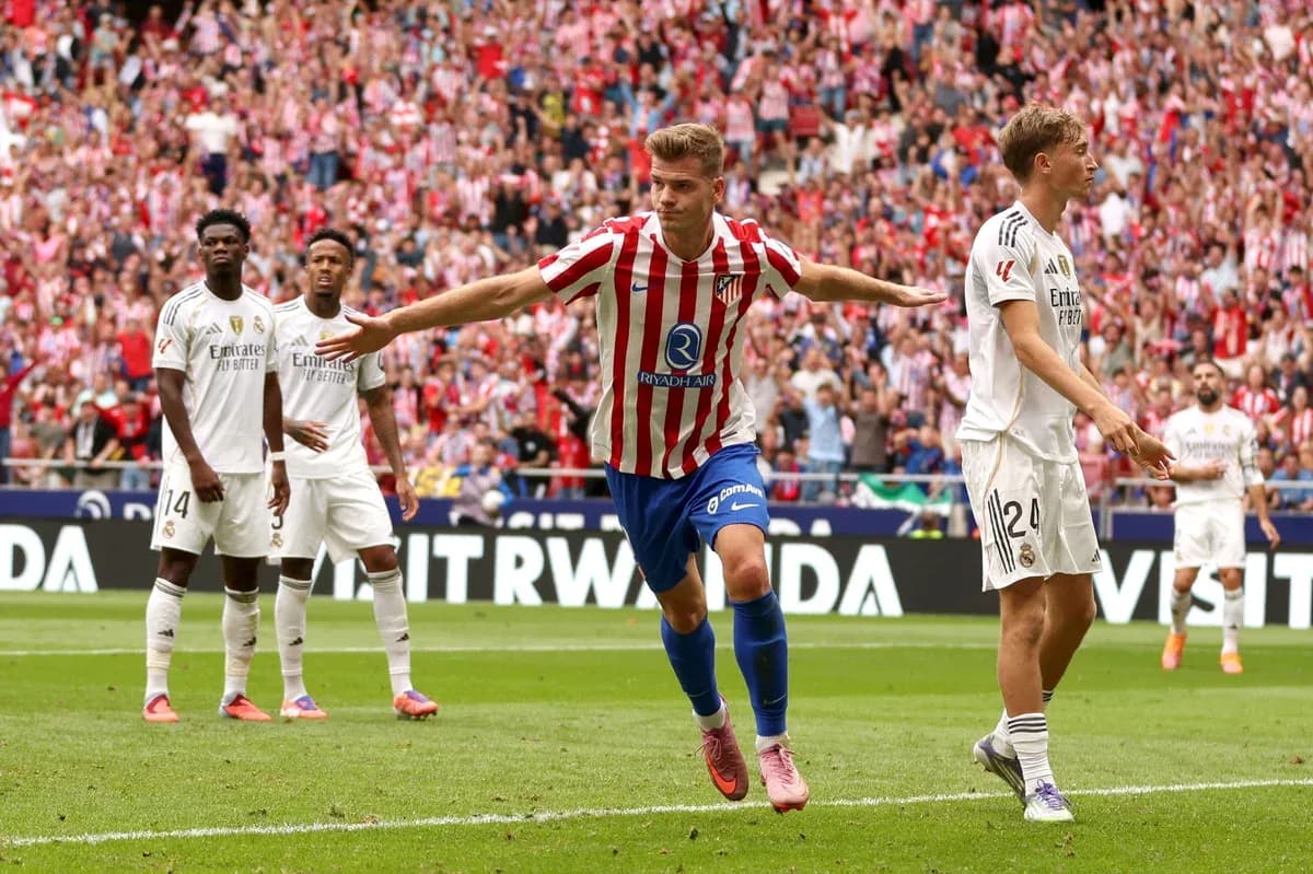 Jugador de Atlético de Madrid celebra un gol Jugador de Atlético de Madrid celebra un gol