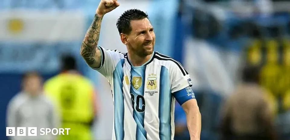 Lionel Messi celebrando con el puño en alto Lionel Messi celebrando con el puño en alto
