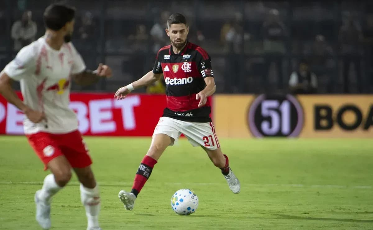 Jugador de Flamengo en acción durante el partido Jugador de Flamengo en acción durante el partido