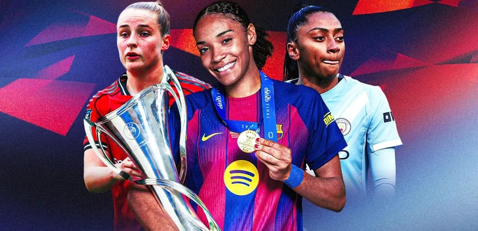 Tres jugadoras de fútbol con trofeos y medallas Tres jugadoras de fútbol con trofeos y medallas