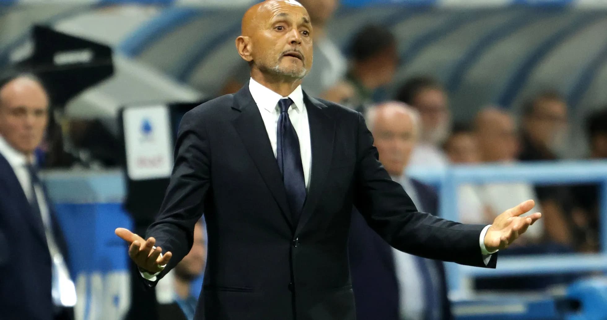 Entrenador gesticulando durante un partido de fútbol Entrenador gesticulando durante un partido de fútbol