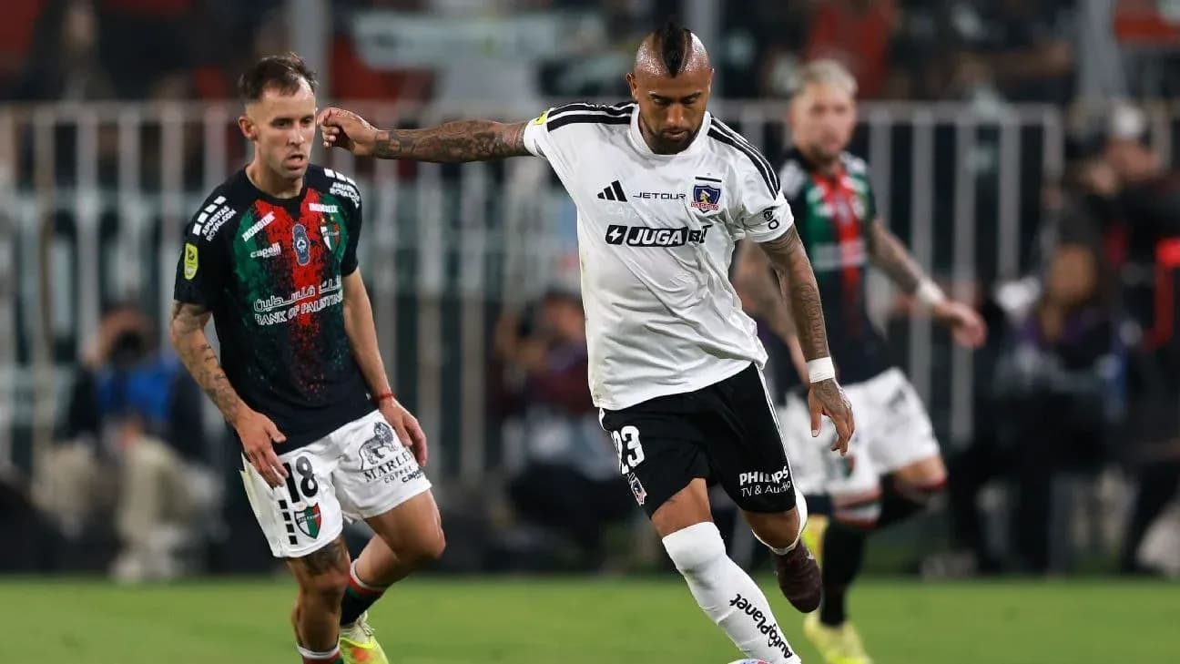 Jugadores de Palestino y Colo Colo en acción Jugadores de Palestino y Colo Colo en acción