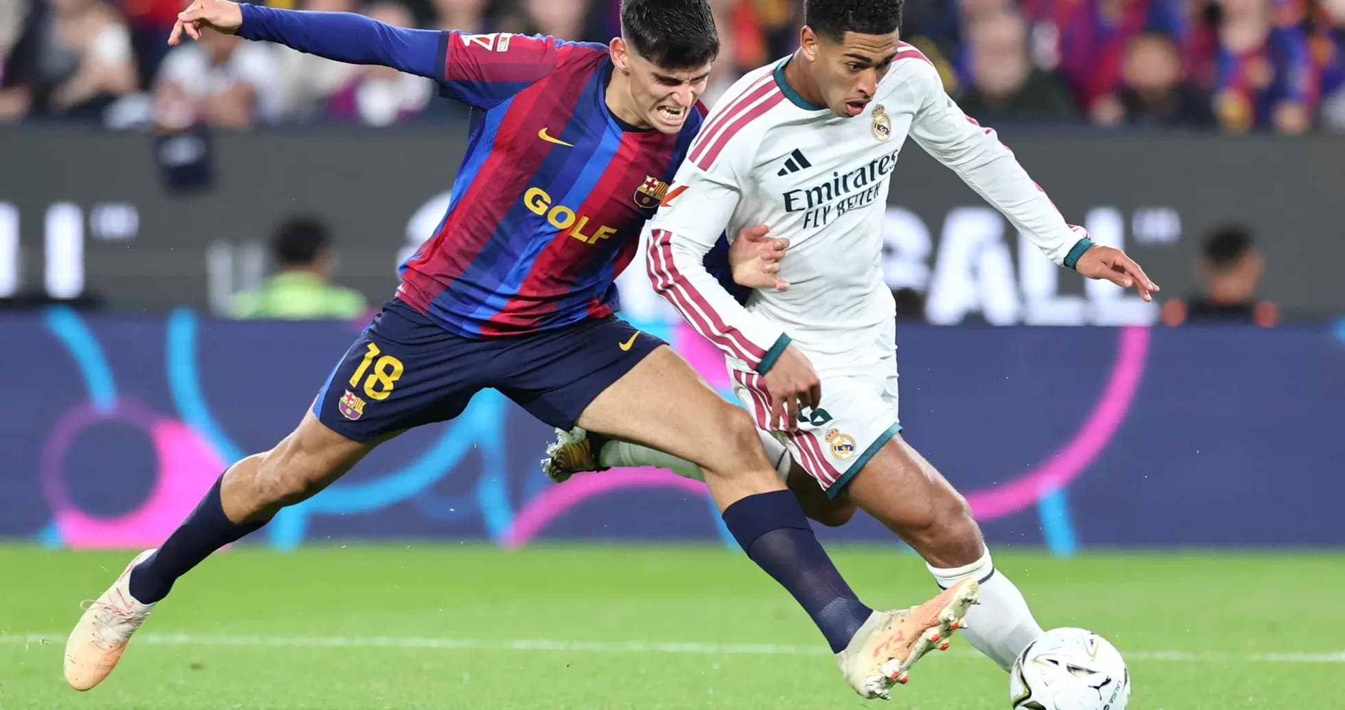 Jugador de Barcelona compitiendo con jugador de Real Madrid Jugador de Barcelona compitiendo con jugador de Real Madrid