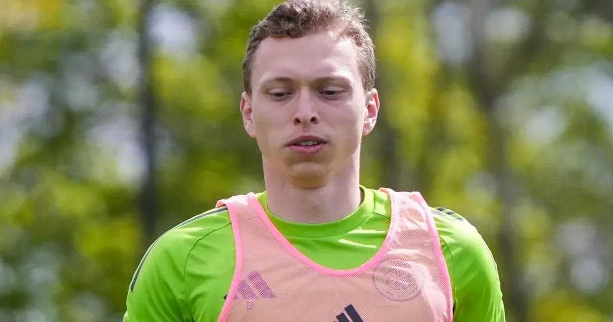 Jugador en entrenamiento con camiseta verde y peto rosa Jugador en entrenamiento con camiseta verde y peto rosa