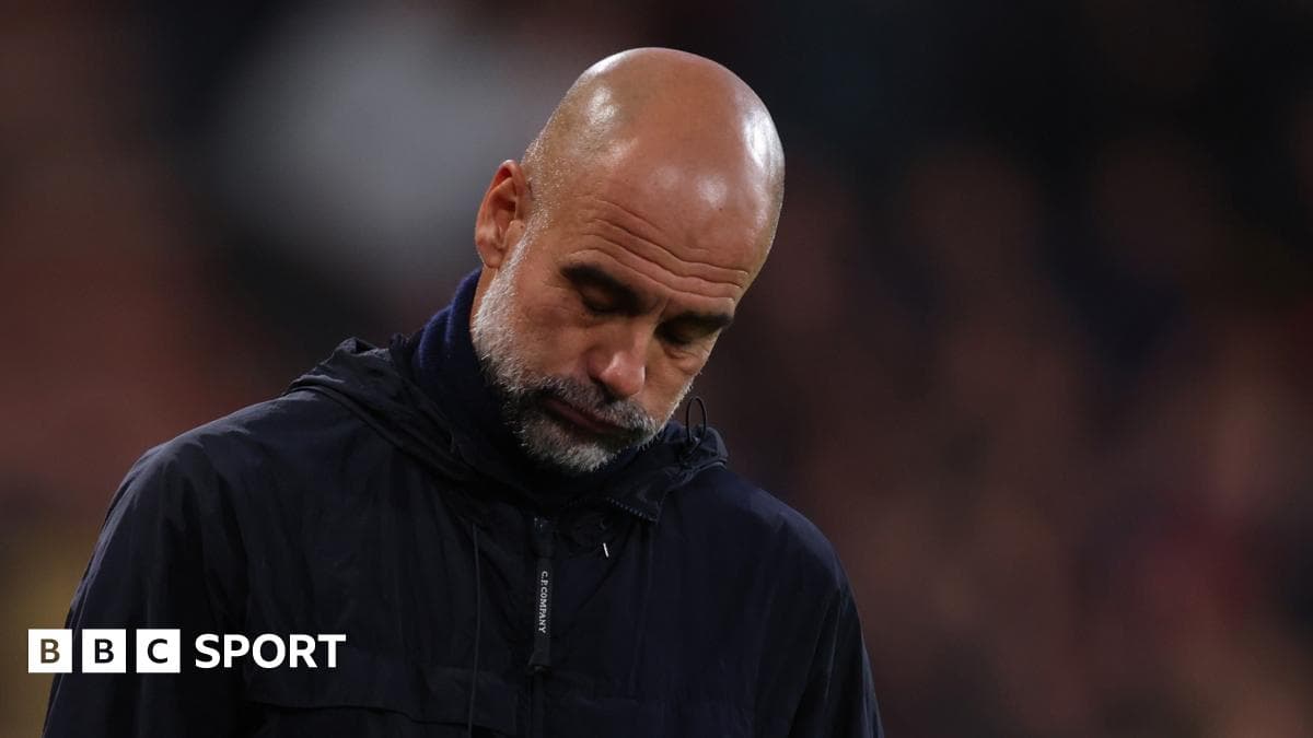 Entrenador mirando hacia abajo en el campo Entrenador mirando hacia abajo en el campo