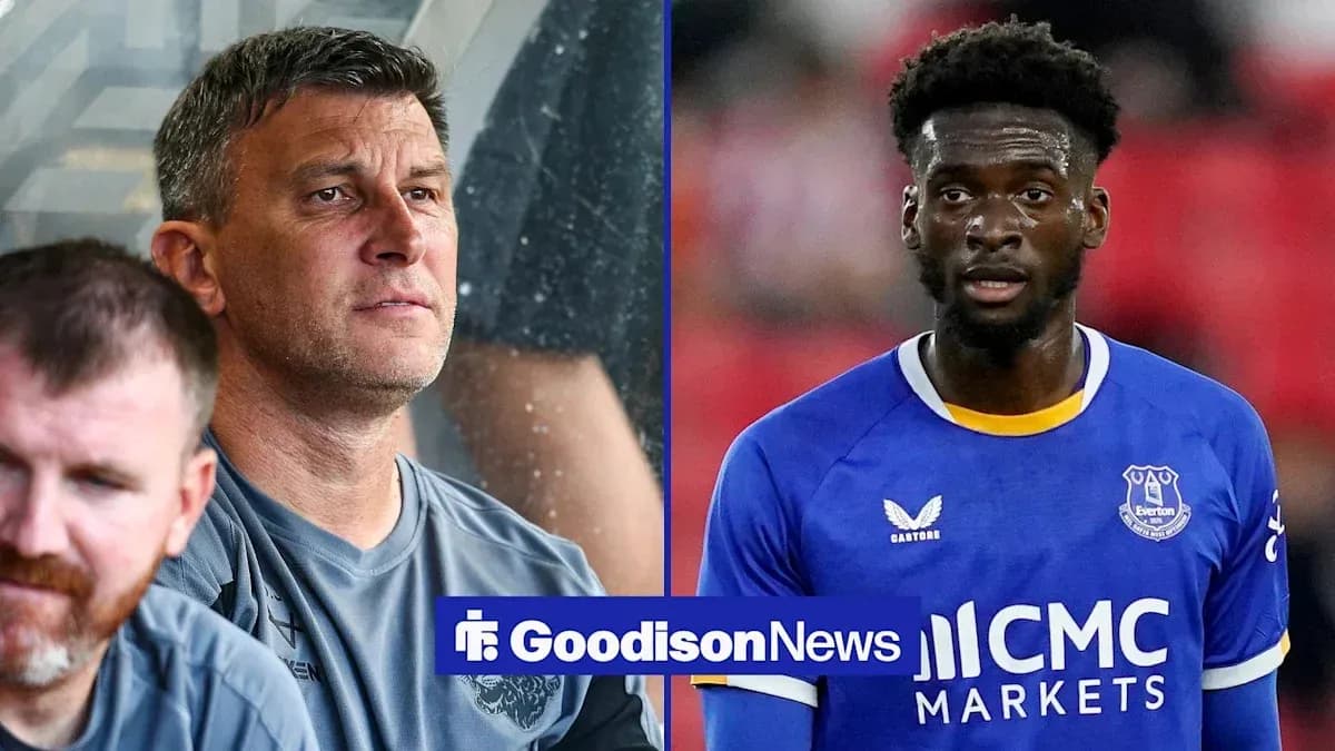 Entrenador y jugador de Everton durante un partido Entrenador y jugador de Everton durante un partido
