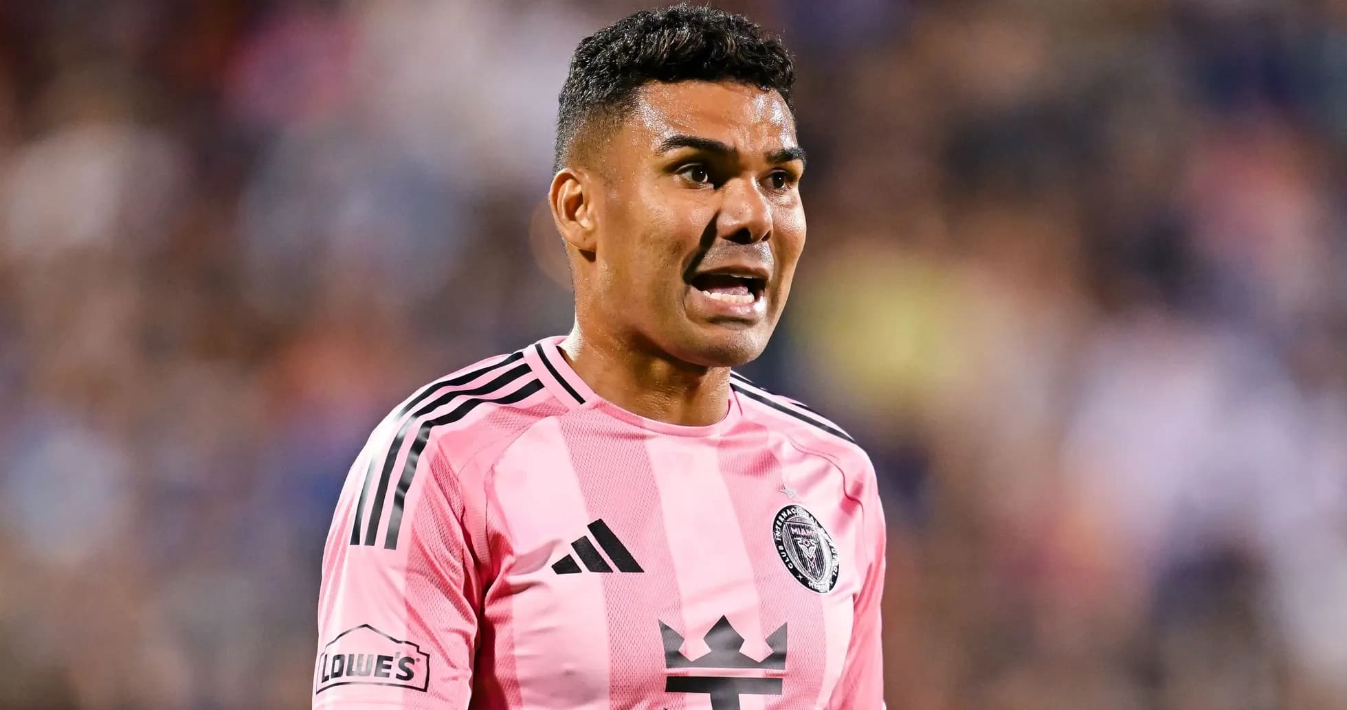 Jugador de fútbol en camiseta rosa durante partido Jugador de fútbol en camiseta rosa durante partido