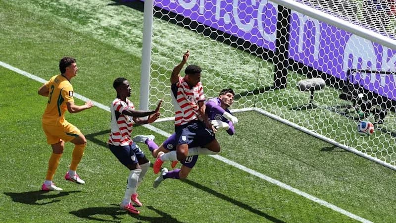 Jugadores disputando un balón cerca de la portería Jugadores disputando un balón cerca de la portería