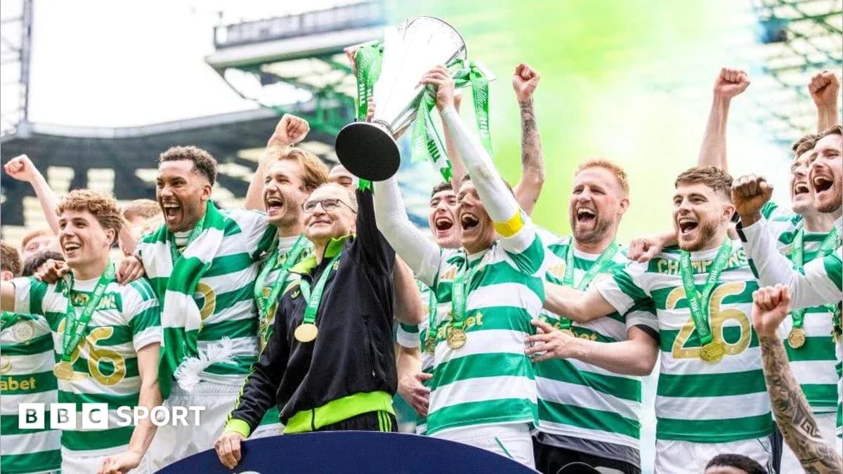 Jugadores de Celtic celebrando con trofeo y medallas Jugadores de Celtic celebrando con trofeo y medallas