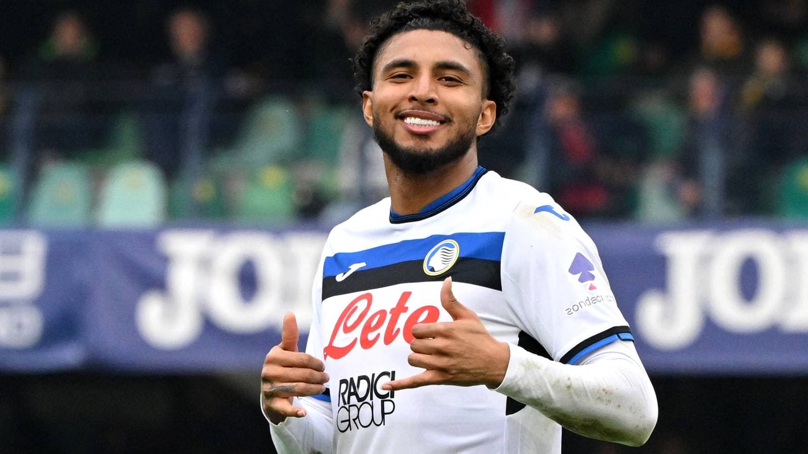 Jugador de Atalanta sonriendo y haciendo gestos Jugador de Atalanta sonriendo y haciendo gestos