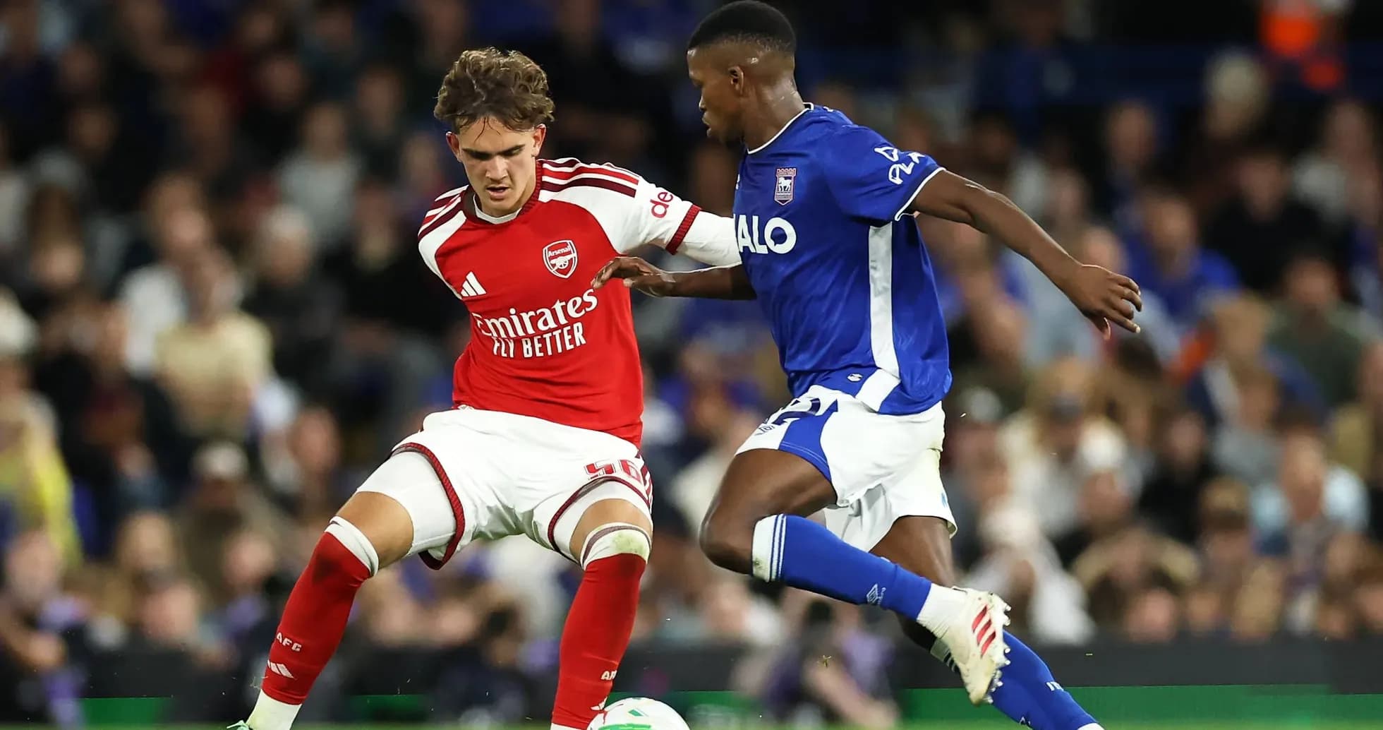 Jugador de Arsenal y jugador de Ipswich compiten por el balón Jugador de Arsenal y jugador de Ipswich compiten por el balón