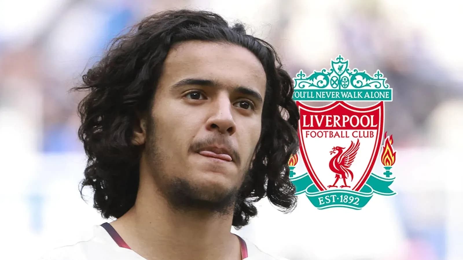 Jugador de Liverpool FC con cabello rizado y logo del club Jugador de Liverpool FC con cabello rizado y logo del club