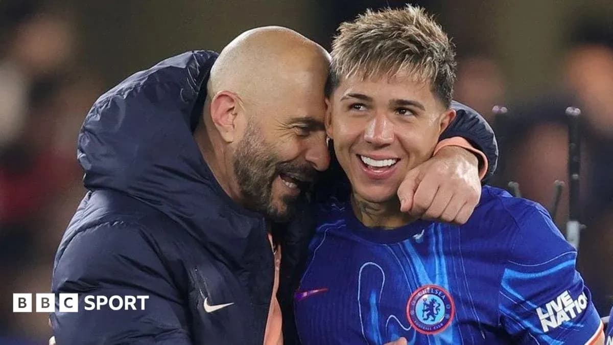 Entrenador y jugador celebrando tras el partido Entrenador y jugador celebrando tras el partido