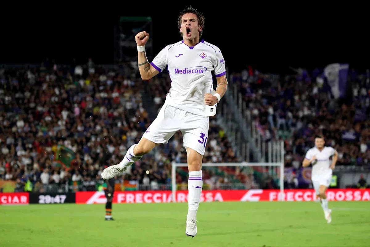 Jugador de Fiorentina celebrando un gol en el partido Jugador de Fiorentina celebrando un gol en el partido