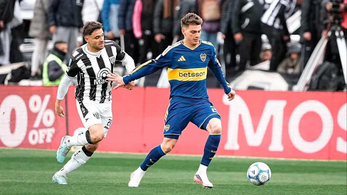 Jugador de Boca Juniors driblando a un rival Jugador de Boca Juniors driblando a un rival