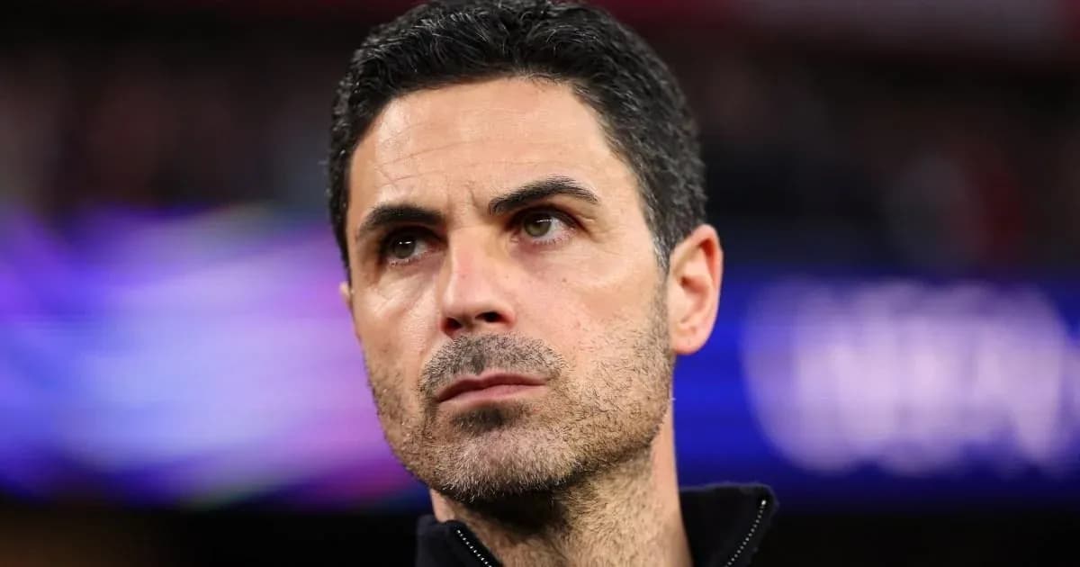 Entrenador observando el partido desde la banda Entrenador observando el partido desde la banda