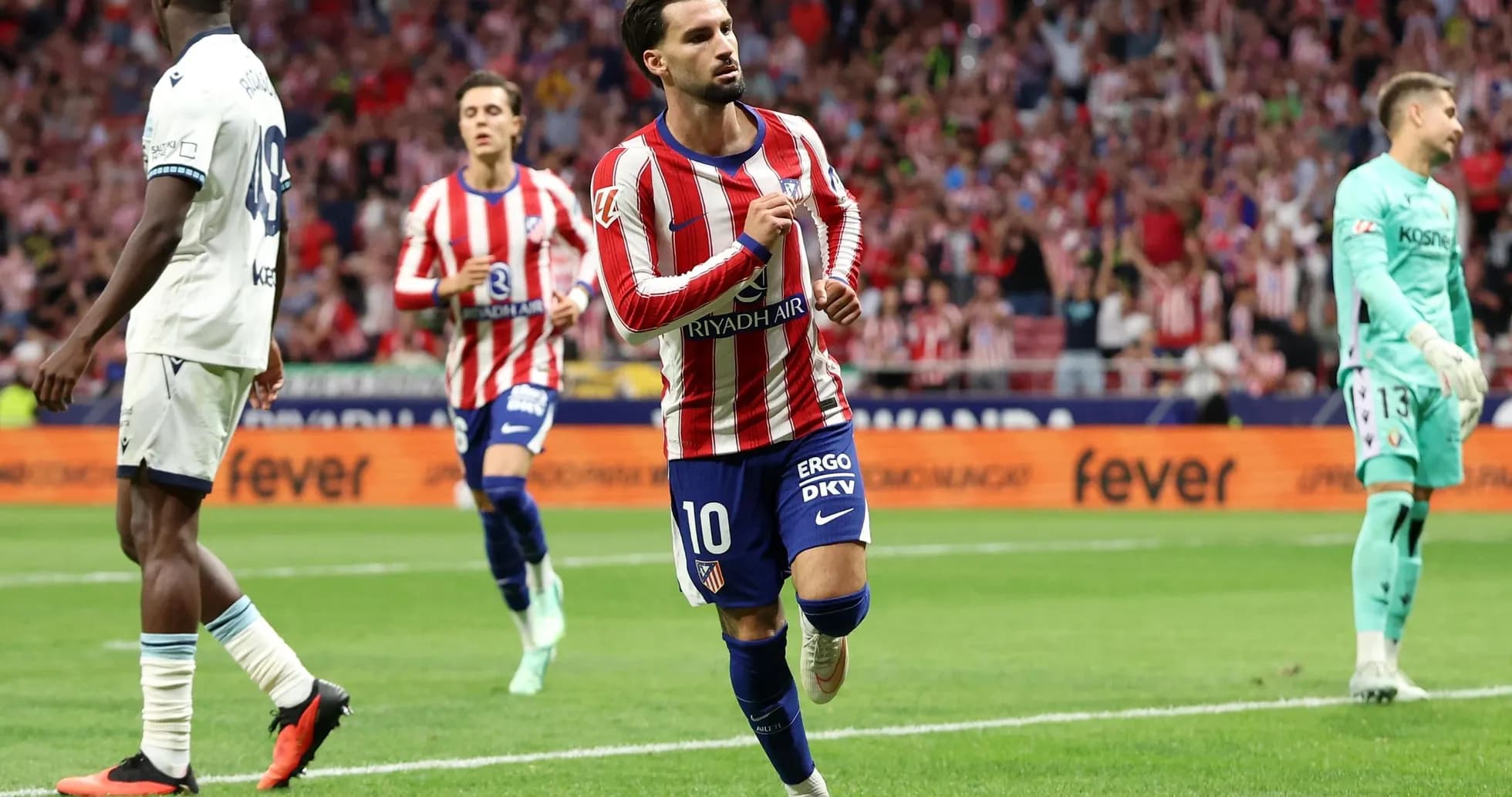 Jugador de Atlético de Madrid celebrando un gol Jugador de Atlético de Madrid celebrando un gol