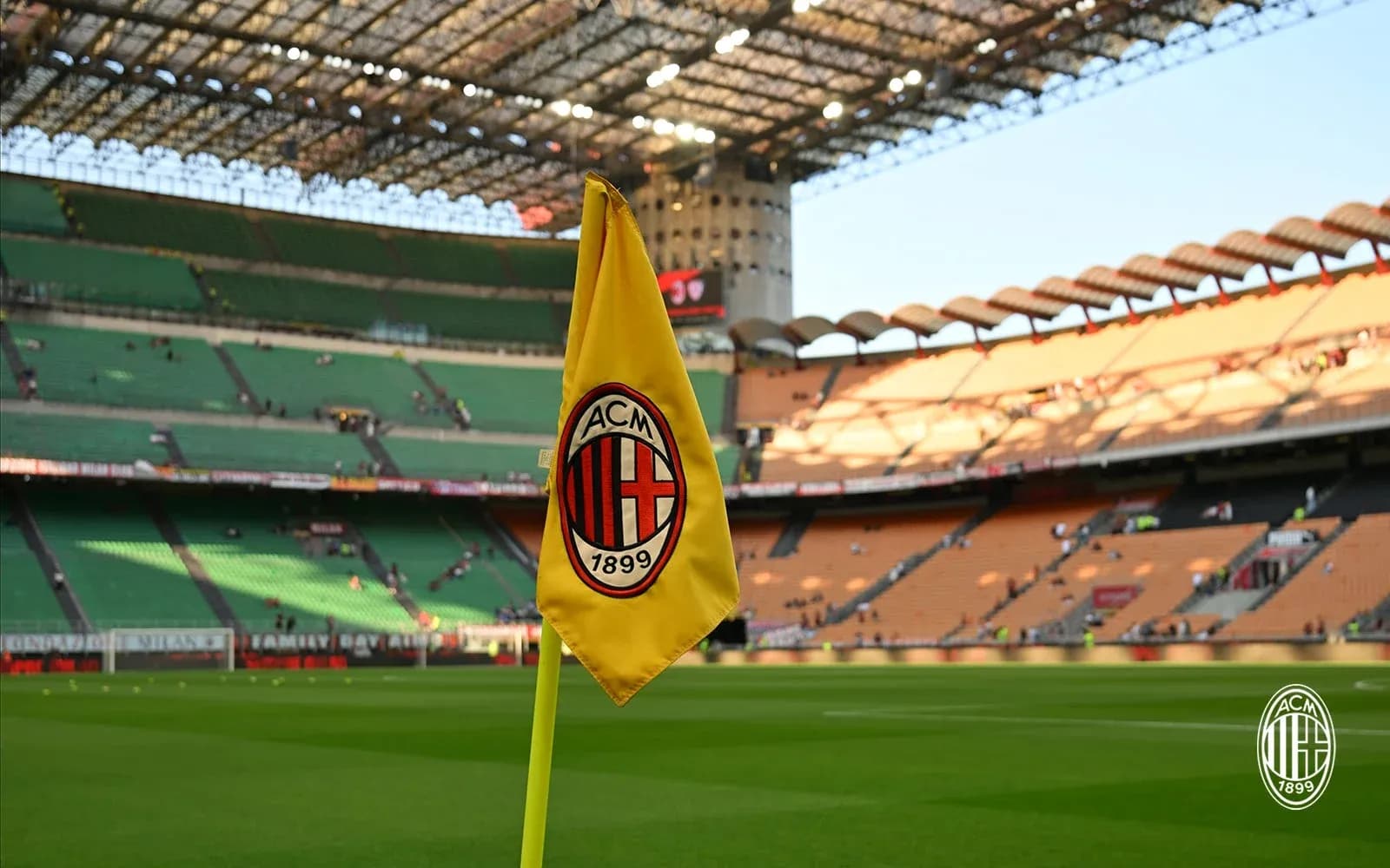 Esquina del campo en San Siro con bandera del AC Milan Esquina del campo en San Siro con bandera del AC Milan