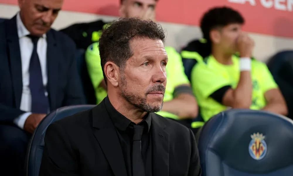 Entrenador en el banquillo durante el partido Entrenador en el banquillo durante el partido
