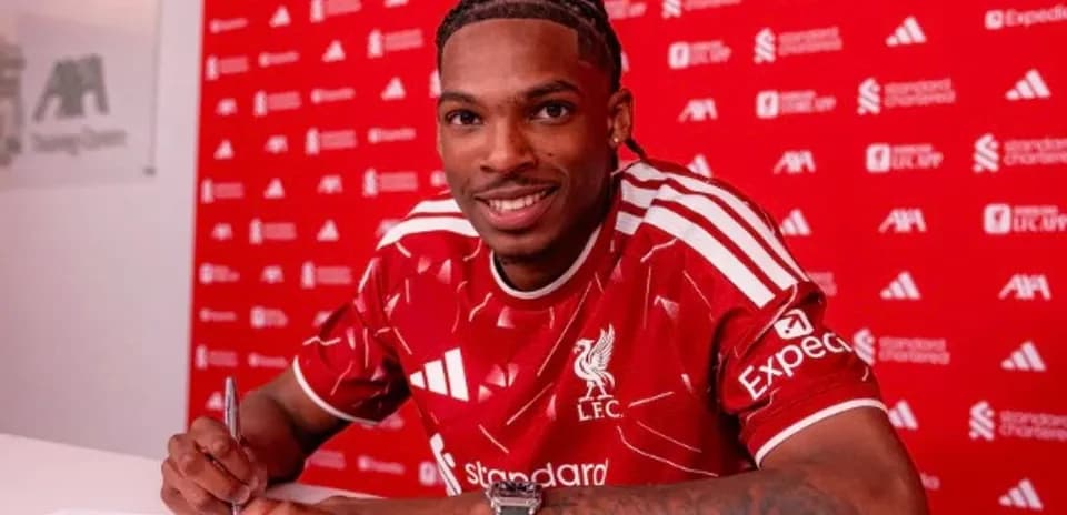 Jugador firmando contrato con Liverpool en conferencia Jugador firmando contrato con Liverpool en conferencia