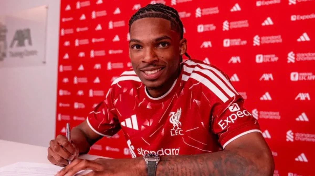 Jugador firmando contrato con Liverpool en conferencia Jugador firmando contrato con Liverpool en conferencia