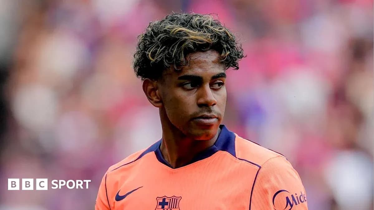 Jugador de Barcelona en uniforme naranja durante partido Jugador de Barcelona en uniforme naranja durante partido