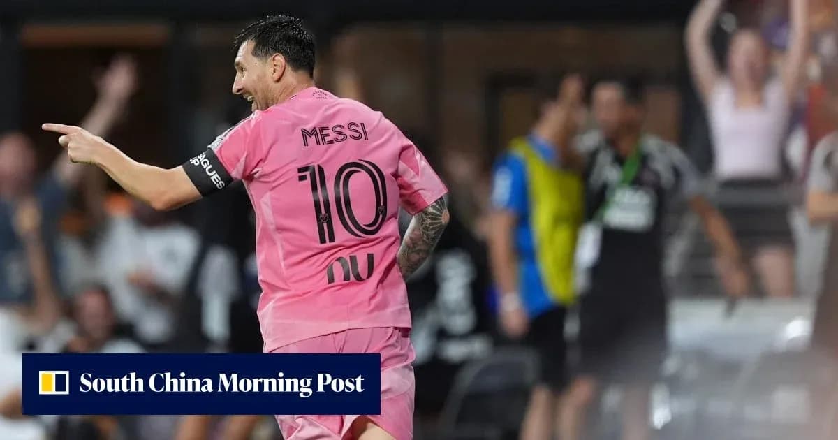 Jugador señalando durante el partido con camiseta rosa Jugador señalando durante el partido con camiseta rosa