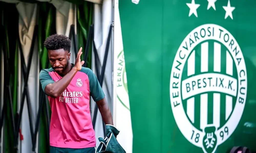 Jugador de Real Madrid saliendo del túnel hacia el campo Jugador de Real Madrid saliendo del túnel hacia el campo