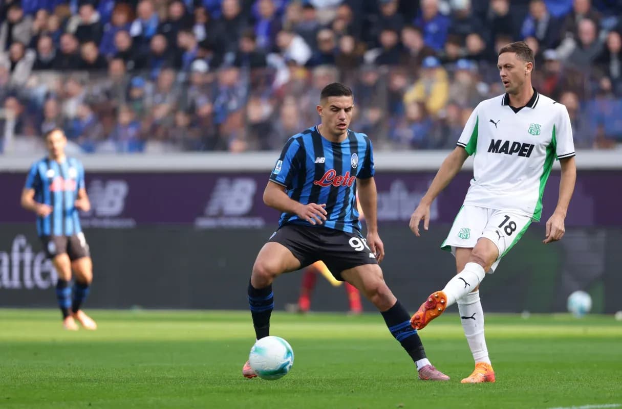 Jugador de Atalanta controlando el balón contra Sassuolo Jugador de Atalanta controlando el balón contra Sassuolo