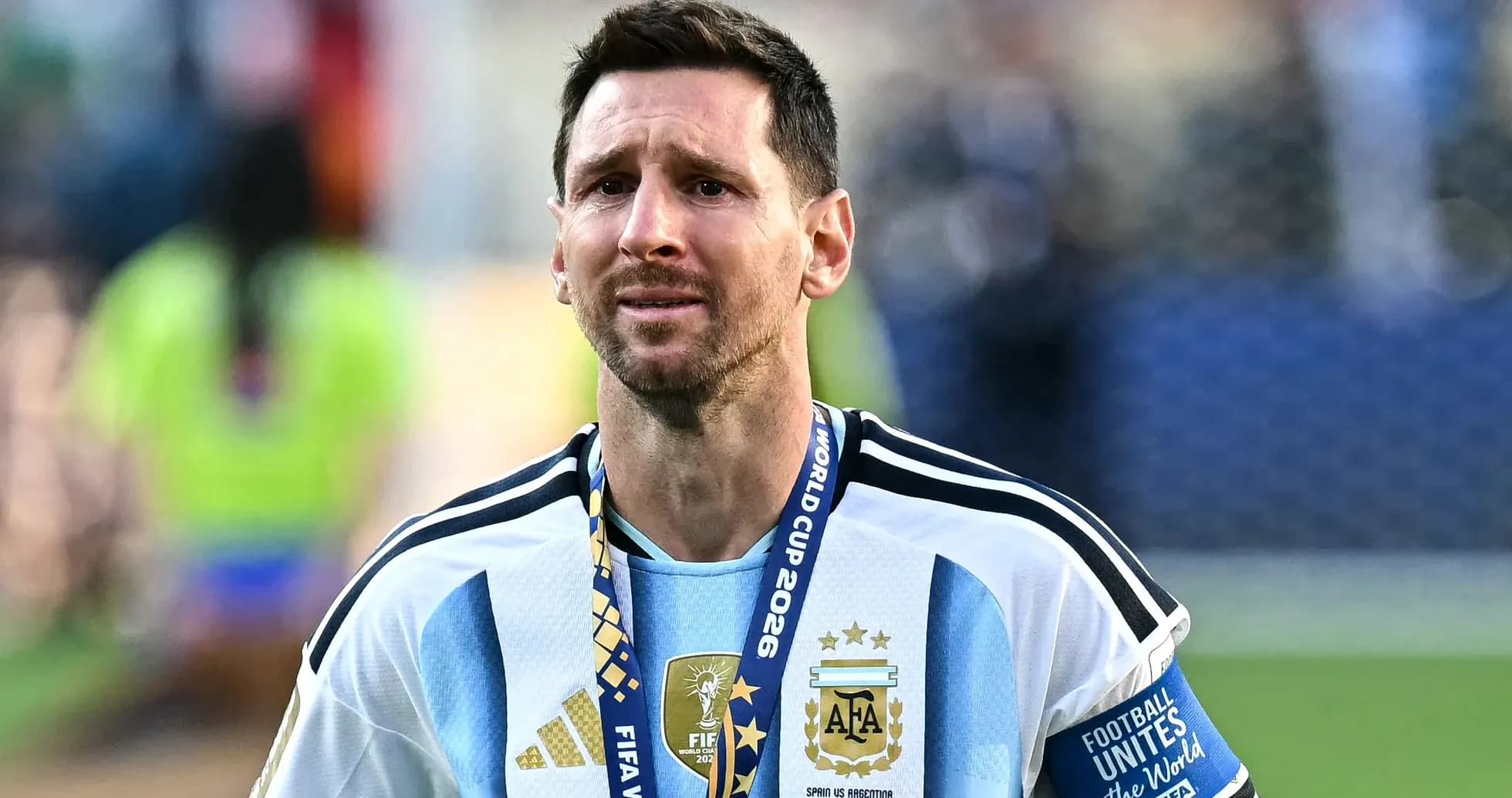 Jugador argentino con medalla tras el partido Jugador argentino con medalla tras el partido