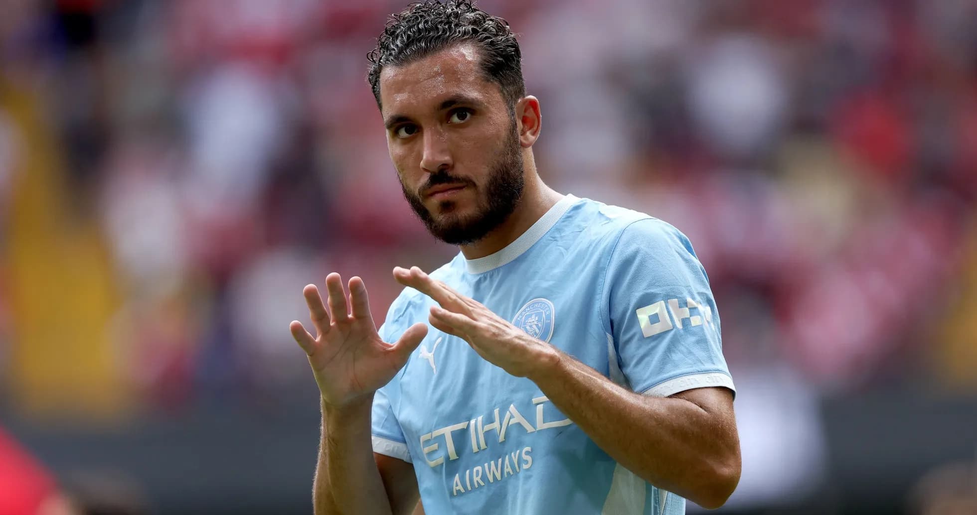 Jugador de fútbol saludando en el campo Jugador de fútbol saludando en el campo