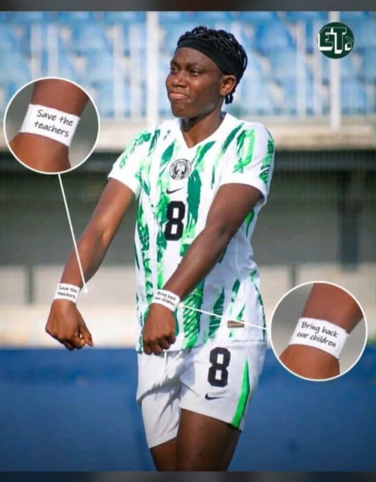 Jugadora de fútbol con pulseras de apoyo social Jugadora de fútbol con pulseras de apoyo social