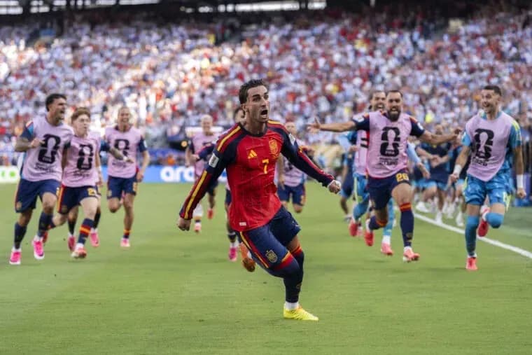 Jugador de España celebrando un gol con compañeros Jugador de España celebrando un gol con compañeros